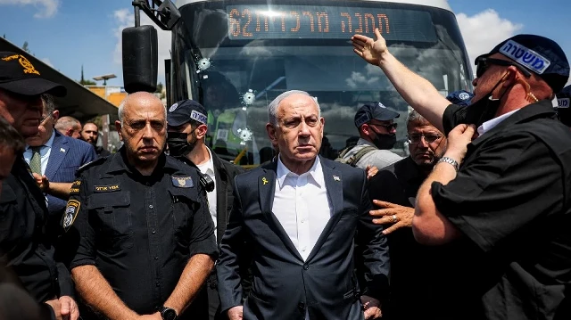 Le Premier ministre israélien Benjamin Netanyahu (au centre) et le ministre de la Sécurité nationale Itamar Ben-Gvir (à droite) se rendent sur les lieux d'une fusillade au carrefour routier de Ramot, dans la partie est de Jérusalem annexée par Israël, le 8 septembre 2025.