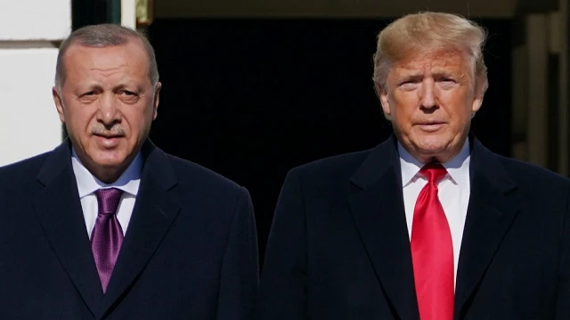 Le président américain Donald Trump accueille le président turc Recep Tayyip Erdoğan (à gauche) à son arrivée devant la Maison Blanche à Washington, DC, le 13 novembre 2019.