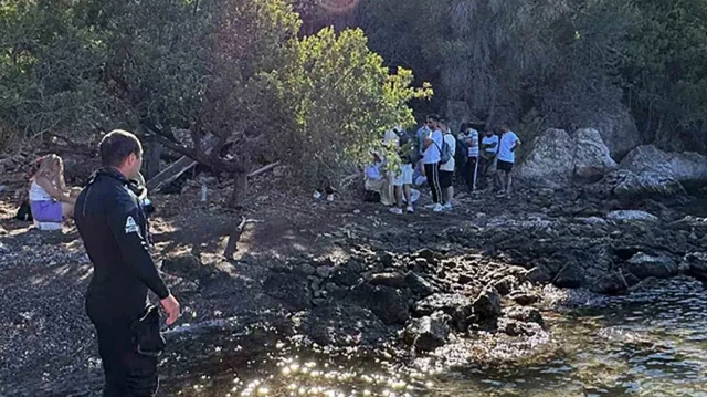 Sahil Güvenlik Botu tarafından kara üzerinde bulunan 16 düzensiz göçmen (beraberinde 2 çocuk) yakalandı.