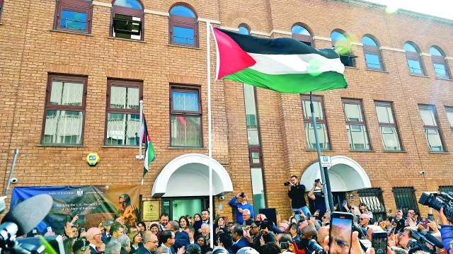 İngiltere'de resmî törenle Filistin Büyükelçiliği açıldı. Yüzlerce kişinin katıldığı törende Filistin bayrağı göndere çekildi.