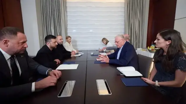 Cette photo diffusée par le service de presse présidentiel ukrainien le 23 septembre 2025 montre le président ukrainien Volodymyr Zelensky (2e à gauche) rencontrant l'envoyé spécial du président américain, le général Keith Kellogg (2e à droite), le 22 septembre 2025 à New York, en marge de l'Assemblée générale des Nations unies.