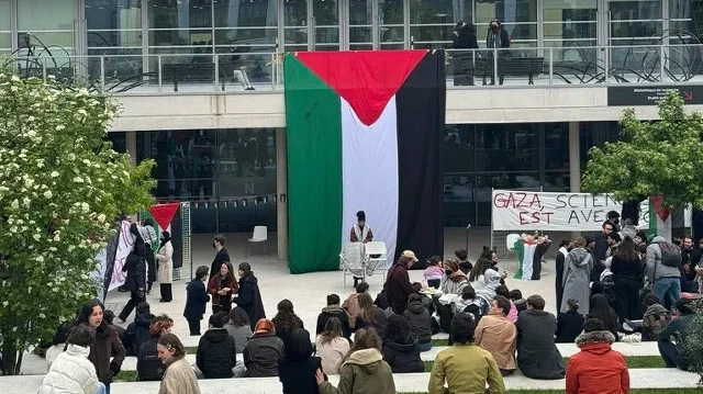 Plusieurs étudiants ont fait le lien entre la répression interne et le contexte international, dénonçant à la fois la politique disciplinaire de Sciences Po et le silence des institutions françaises face à la guerre à Gaza. 