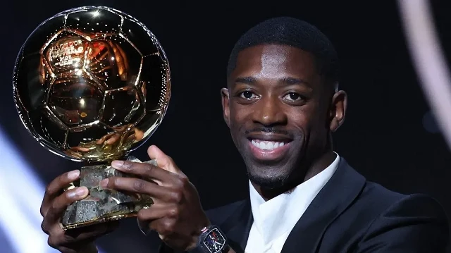 L’attaquant français du Paris Saint-Germain Ousmane Dembélé réagit après avoir reçu le Ballon d’Or lors de la cérémonie 2025 du Ballon d’Or France Football au Théâtre du Châtelet à Paris, le 22 septembre 2025.