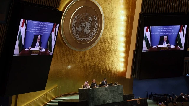 Le président de l’Autorité palestinienne, Mahmoud Abbas, s’exprime par visioconférence lors d’une réunion de l’Assemblée générale des Nations unies (ONU), organisée par la France et l’Arabie saoudite en soutien à une solution à deux États entre la Palestine et Israël, le 22 septembre 2025 à New York.