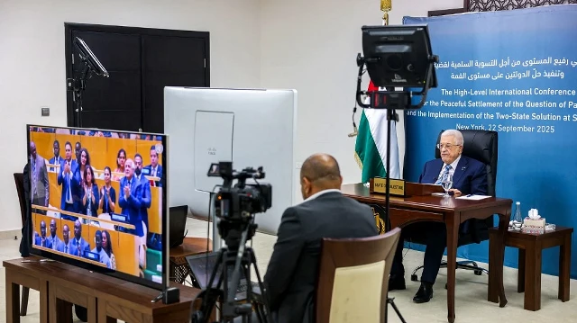 Cette photo fournie par le bureau de presse de l'Autorité palestinienne (PPO) montre le président palestinien Mahmoud Abbas prononçant un discours par vidéoconférence lors du sommet de l'ONU sur la solution à deux États à New York, depuis son quartier général à Ramallah, en Palestine occupée, le 22 septembre 2025.