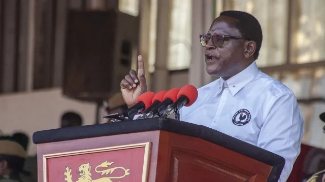 Le président sortant du Malawi et candidat du Malawi Congress Party (MCP) à la présidence, Lazarus Chakwera, s'exprime lors du dernier rassemblement électoral du MCP au stade Civo de Lilongwe, le 13 septembre 2025. 