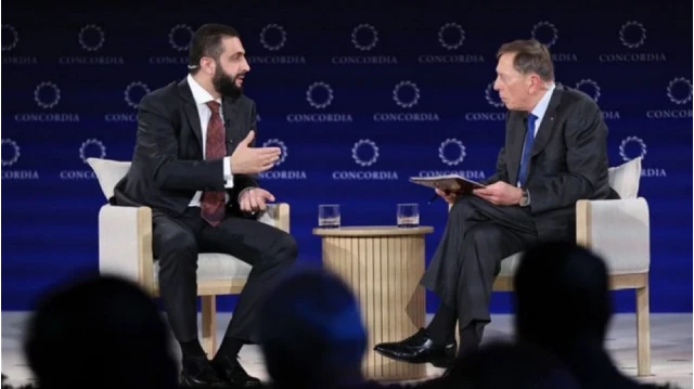 Le président syrien Ahmad al-Charaa et l’ancien directeur de la CIA David Petraeus, dans le cadre du Sommet annuel Concordia 2025 à New York.