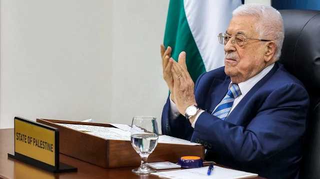 Cette photo fournie par le bureau de presse de l'Autorité palestinienne (PPO) montre le président palestinien Mahmoud Abbas applaudissant alors qu'il prononce un discours par vidéoconférence devant le sommet de l'ONU sur la solution à deux États à New York, depuis son quartier général à Ramallah, en Palestine occupée, le 22 septembre 2025.