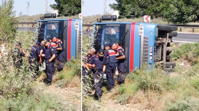 Ekipler, kazada yaralanan 5'i mahkum, 12 kişiyi ambulanslarla Tarsus Devlet Hastanesi'ne götürdü.