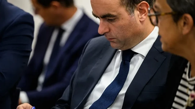 Le nouveau Premier ministre français, Sébastien Lecornu, participe à une réunion lors de sa visite au centre de santé départemental de Mâcon, dans le centre-est de la France, le 13 septembre 2025.