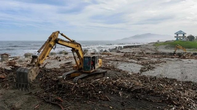 China issues dual red alerts as Super Typhoon Ragasa approaches Guangdong
