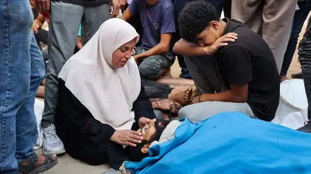 Des Palestiniens pleurent près du corps d’un proche tué lors des premières frappes israéliennes, à l’hôpital al-Shifa de Gaza, le 8 septembre 2025.