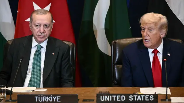 Gazze zirvesinde bir araya gelen Cumhurbaşkanı Erdoğan ile Trump.