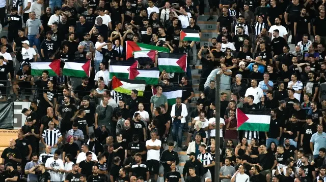 PAOK taraftarları, karşılaşmada Filistin bayrakları açarak destek gösterisinde bulundu.