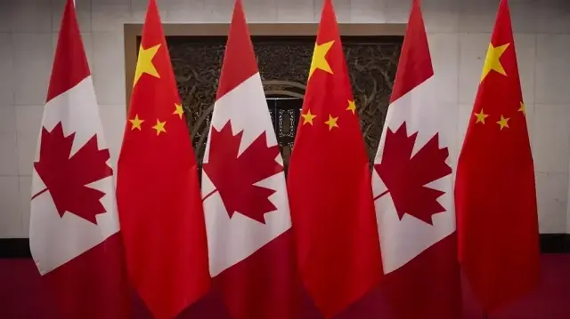 Drapeaux canadien et chinois avant une rencontre entre le Premier ministre canadien Justin Trudeau et le président chinois Xi Jinping à la résidence d’État Diaoyutai à Pékin, le 5 décembre 2017.