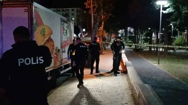 Olayın ardından araçla kaçan şüpheli ya da şüphelilerin yakalanması için çalışma başlatıldı.