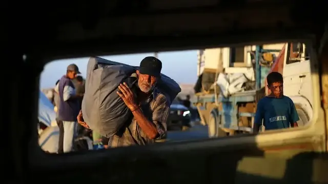 Des Palestiniens déplacés se dirigent vers le sud avec leurs biens sur une route du camp de réfugiés de Nuseirat, dans le centre de la bande de Gaza, le 23 septembre 2025, alors qu’Israël poursuit son offensive terrestre pour prendre le contrôle de Gaza City dans le cadre de la guerre contre le Hamas.