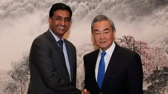 Ro Khanna (à gauche), membre démocrate de la commission des forces armées de la Chambre des représentants, serre la main du ministre chinois des Affaires étrangères Wang Yi lors d'une réunion avec un groupe bipartite de législateurs américains au Grand Hall du Peuple à Pékin, le 23 septembre 2025.