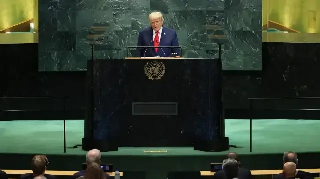  Le président américain Donald Trump regarde la foule après avoir pris la parole lors de l'Assemblée générale des Nations unies (AGNU) au siège des Nations unies, le 23 septembre 2025 à New York. 
