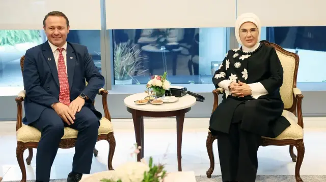 Emine Erdoğan, Kosova Cumhurbaşkanı Vjosa Osmani'nin eşi Prindon Sadriu ile bir araya geldi.