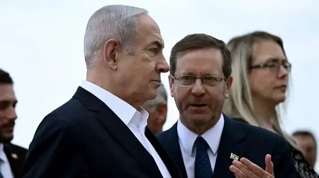 Le Premier ministre israélien Benjamin Netanyahu (à gauche) et le président israélien Isaac Herzog attendent l’arrivée du président américain à l’aéroport Ben Gourion de Tel Aviv le 18 octobre 2023.