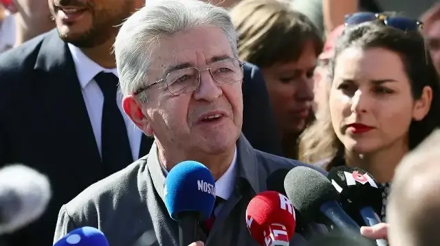 Le leader du parti de gauche français La France Insoumise (LFI), Jean-Luc Mélenchon, s'adresse à la presse à Marseille, dans le sud-est de la France, le 18 septembre 2025, lors d'une journée de grèves et de manifestations nationales organisées par les syndicats pour protester contre le budget national français.