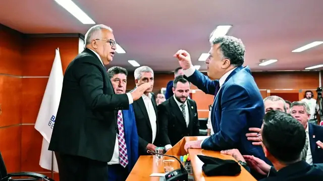 AK Parti Meclis üyeleri, yürütmeyi durdurma kararının verilmesini, Akın'ın başkan ilan edilmesini talep etti.