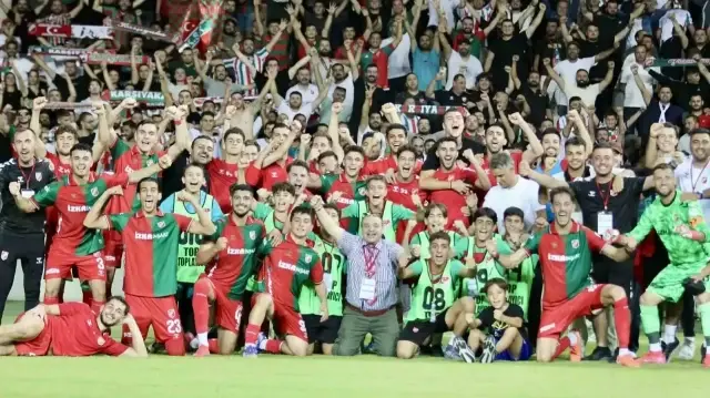 Karşıyaka takımının Balıkesirspor maçındaki zafer pozu