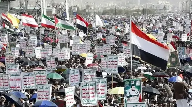 آلاف اليمنيين يتظاهرون بجامعة صنعاء رفضا للإبادة الإسرائيلية في غزة