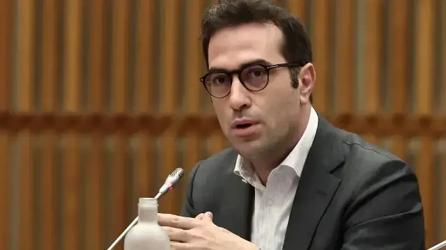 Le ministre espagnol de l'Économie, du Commerce et des Entreprises, Carlos Cuerpo, prononce un discours lors d'un débat dans le cadre du 12e Forum de Paris, au ministère français de l'Économie à Paris, le 25 juin 2025.