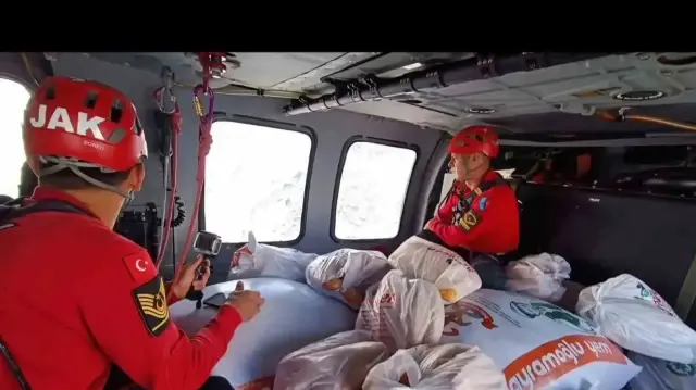 Rize’de helikopterlerin yaylalara erzak ve hayvan yemi seferleri devam ediyor
