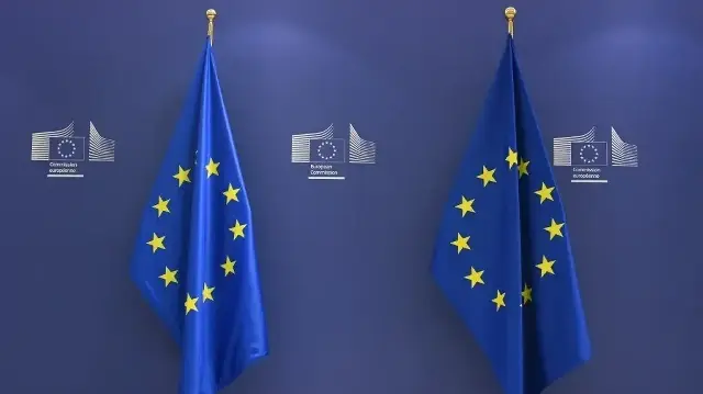 Drapeaux de l’Union européenne au siège de la Commission européenne à Bruxelles, le 18 février 2025.