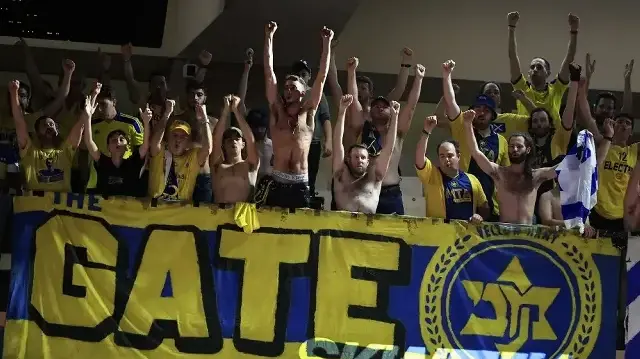 Les hooligans arabophobes du Maccabi Tel Aviv, le 10 mai 2023, à Monaco.