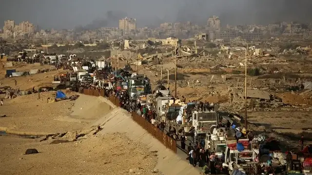 Des Palestiniens se déplacent avec leurs biens vers le sud sur une route dans la zone du camp de réfugiés de Nuseirat, dans le centre de la bande de Gaza, le 23 septembre 2025, alors qu'Israël poursuit son offensive terrestre pour s'emparer de la ville de Gaza.