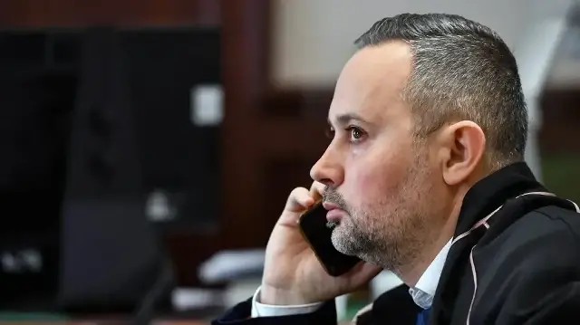 László Beno, avocat de Loïk Le Priol, principal suspect dans la fusillade mortelle ayant coûté la vie à l’ancien rugbyman argentin Federico Martin Aramburu à Paris, assiste à l’audience virtuelle de son client devant le tribunal métropolitain de Budapest, le 25 mars 2022. 