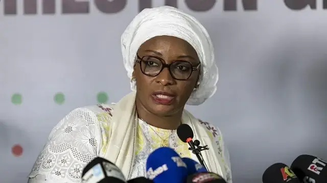 Le directeur général des élections (DGE), Djenabou Touré, s'exprime lors d'une conférence de presse dans les bureaux de la DGE à Conakry, le 22 septembre 2025, au lendemain du référendum constitutionnel en Guinée. 
