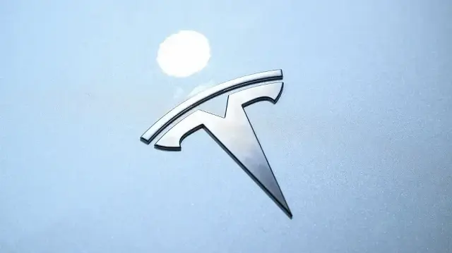 Le logo de Tesla au stand de l’entreprise lors de la Conférence mondiale sur l’intelligence artificielle (WAIC), au Shanghai World Expo and Convention Center, à Shanghai, le 28 juillet 2025.