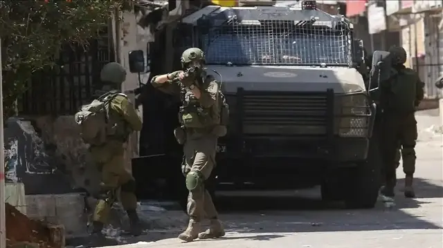 الاحتلال الإسرائيلي يقتل فلسطينيين ويحتجز جثمانيهما بالضفة