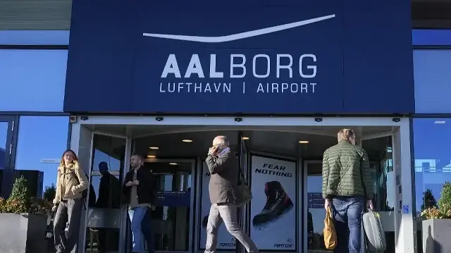 Une entrée de l'aéroport d'Aalborg photographiée le 25 septembre 2025. Les vols de drones qui ont provoqué la fermeture des aéroports danois pendant deux nuits cette semaine étaient une opération systématique et hybride menée par un "acteur professionnel", a déclaré le ministre de la Défense du pays.