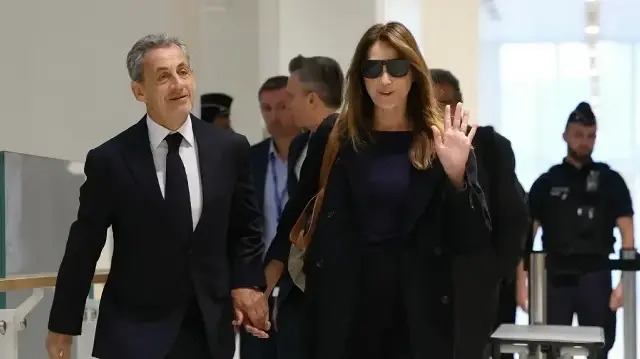 L'ancien président français Nicolas Sarkozy et son épouse Carla Bruni arrivent au tribunal de Paris pour assister au verdict de son procès pour financement illégal de sa campagne présidentielle victorieuse de 2007 par la Libye, le 25 septembre 2025. 