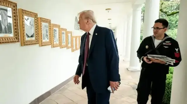 للسخرية منه.. ترامب يحذف صورة بايدن بالبيت الأبيض ويستبدلها بآلة