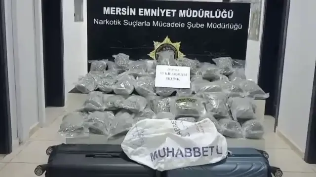 Araçtaki incelemede 35 kilogram skunk bulan ekipler, şüpheliler A.U. ve M.Ç.'yi gözaltına aldı. 