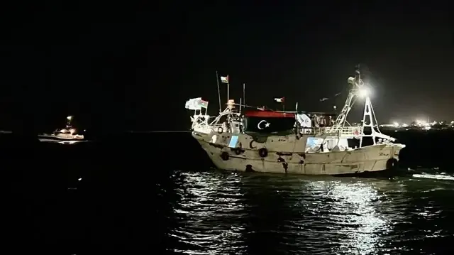 3 مسيرات تحلق فوق سفينة "عمر المختار" الليبية التابعة لأسطول الصمود