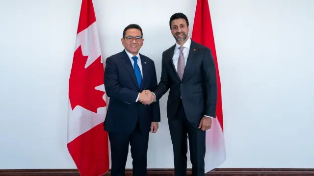 Le ministre canadien du commerce Sidhu et son homologue indonésien, Budi Santoso, le 24 septembre 2025.