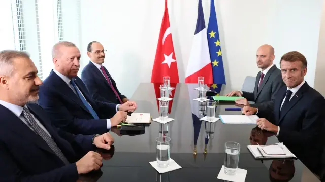 Le président turc Recep Tayyip Erdogan rencontre le président français Emmanuel Macron dans le cadre de sa visite aux États-Unis pour la 80e Assemblée générale des Nations Unies, le 24 septembre 2025 à New York.