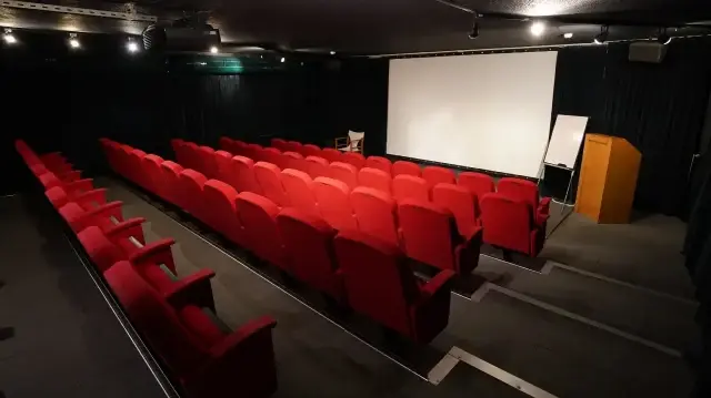 Enstitü, yeni akademik yılda tarihsel, kuramsal ve uygulamalı dersler sunan lisans düzeyinde kapsamlı bir Film Çalışmaları Sertifika Programı’nı hayata geçirerek eğitim faaliyetlerine resmen başlamış oldu.