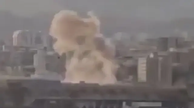Vue depuis la Jordanie de la frappe houthi sur un complexe hotelier à Eilat, le 24 septembre 2025.