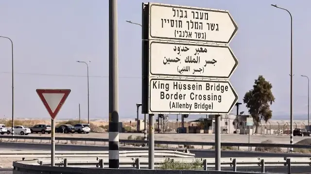 Une photo prise le 24 septembre 2025 montre un poste de contrôle de l’armée israélienne sur la route menant au pont Roi Hussein (Allenby), principal point de passage entre la Palestine occupée occupée par Israël et la Jordanie.