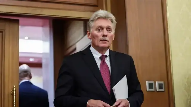 Le porte-parole du Kremlin, Dmitri Peskov, marche dans la résidence d'État Diaoyutai à Pékin, le 2 septembre 2025.