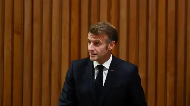 Le président français Emmanuel Macron quitte les lieux après avoir pris la parole lors du "Sommet sur le climat 2025", organisé en marge de l'Assemblée générale des Nations unies au siège de l'ONU à New York, le 24 septembre 2025.